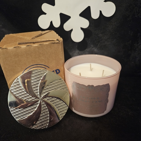White Barn Crushed Candy Cane 3-wick Candle - Picture 2 of 4